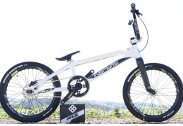 LA MONTURE D'UN CHAMPION - CUSTOM RACE