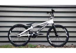 SUR UNE BASE D'UN BMX INSPYRE EVO-C